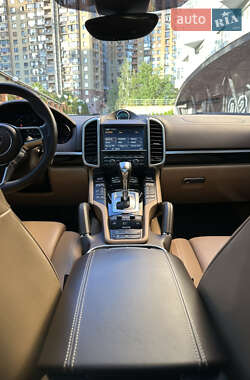 Внедорожник / Кроссовер Porsche Cayenne 2015 в 