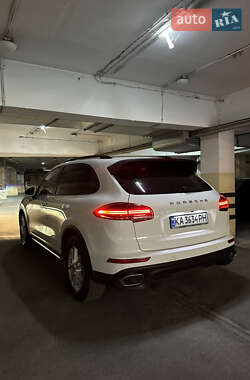 Внедорожник / Кроссовер Porsche Cayenne 2015 в 
