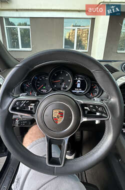 Внедорожник / Кроссовер Porsche Cayenne 2015 в 