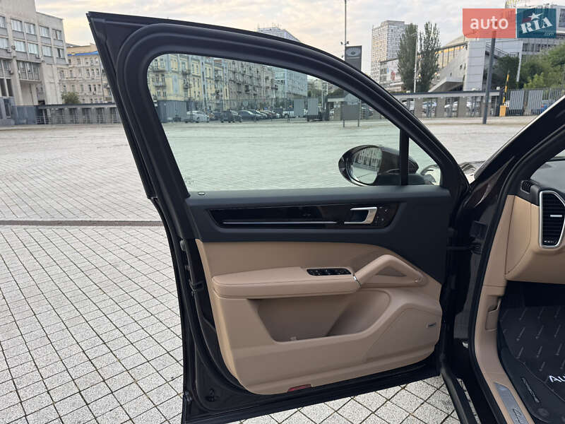 Внедорожник / Кроссовер Porsche Cayenne 2018 в Киеве