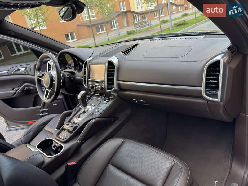 Позашляховик / Кросовер Porsche Cayenne 2015 в Києві