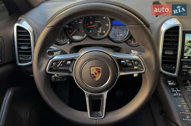 Внедорожник / Кроссовер Porsche Cayenne 2015 в 