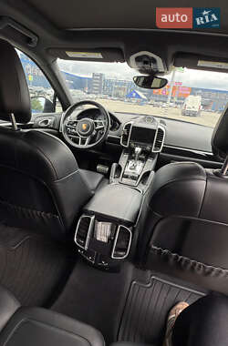 Внедорожник / Кроссовер Porsche Cayenne 2017 в 