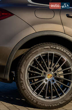 Внедорожник / Кроссовер Porsche Cayenne 2012 в 