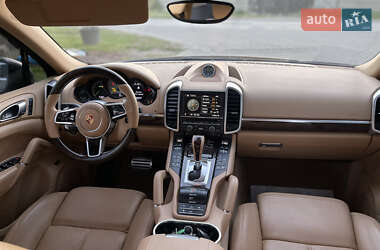 Внедорожник / Кроссовер Porsche Cayenne 2015 в 