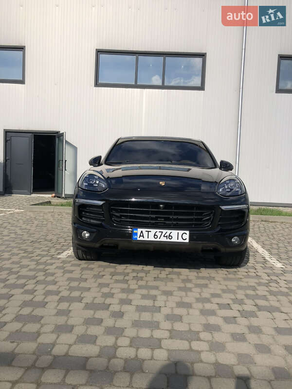 Позашляховик / Кросовер Porsche Cayenne 2015 в 