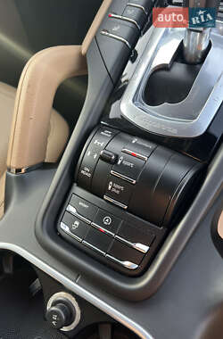 Внедорожник / Кроссовер Porsche Cayenne 2015 в 
