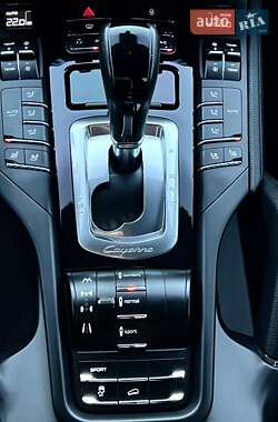 Внедорожник / Кроссовер Porsche Cayenne 2012 в 
