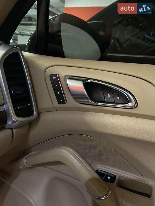 Позашляховик / Кросовер Porsche Cayenne 2013 в Ужгороді