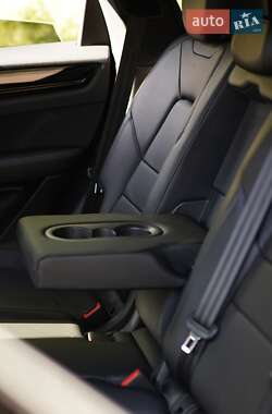 Внедорожник / Кроссовер Porsche Cayenne 2018 в 