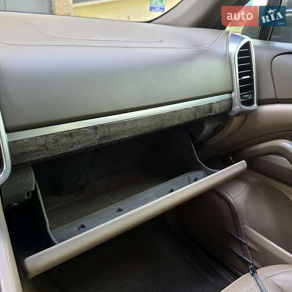 Внедорожник / Кроссовер Porsche Cayenne 2012 в Киеве