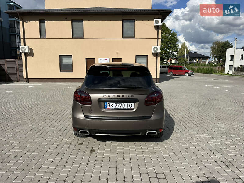 Внедорожник / Кроссовер Porsche Cayenne 2011 в Ровно