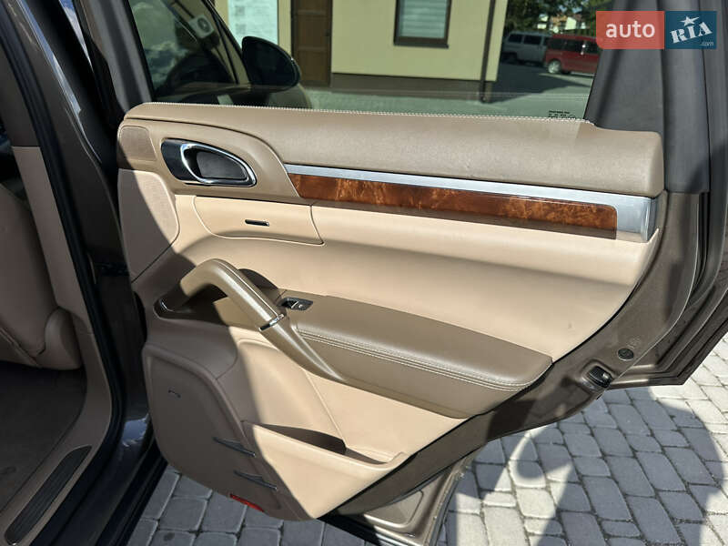 Внедорожник / Кроссовер Porsche Cayenne 2011 в Ровно