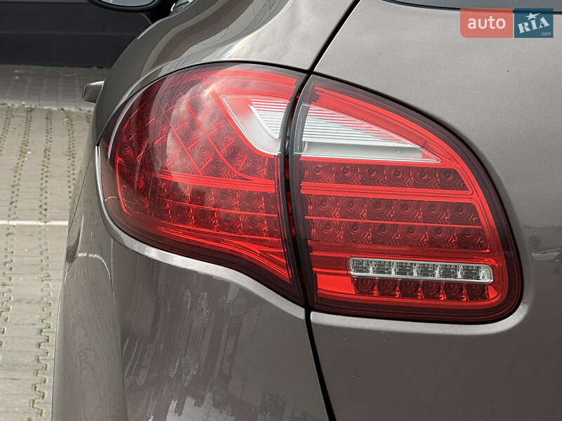 Внедорожник / Кроссовер Porsche Cayenne 2012 в Киеве