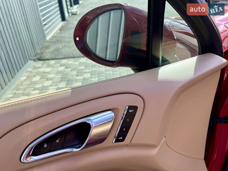 Внедорожник / Кроссовер Porsche Cayenne 2015 в Киеве