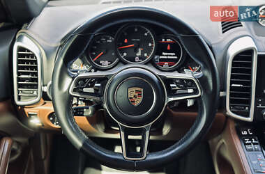 Внедорожник / Кроссовер Porsche Cayenne 2017 в 