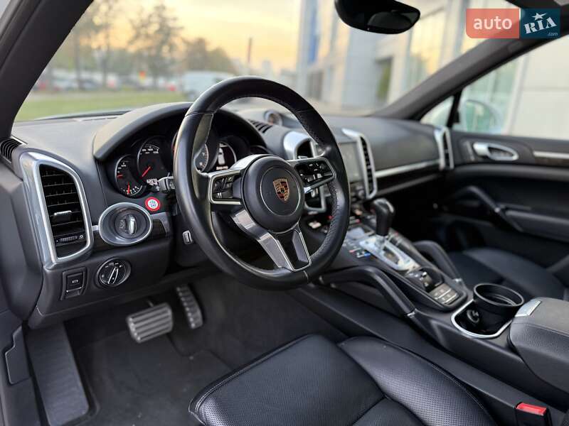Внедорожник / Кроссовер Porsche Cayenne 2016 в Киеве