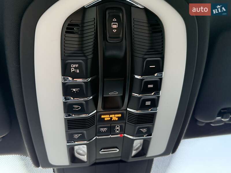 Внедорожник / Кроссовер Porsche Cayenne 2016 в Киеве