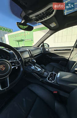 Внедорожник / Кроссовер Porsche Cayenne 2015 в 