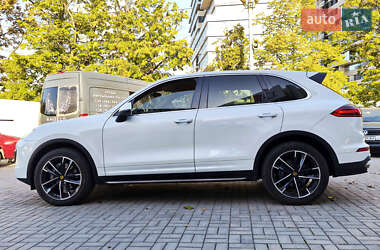 Внедорожник / Кроссовер Porsche Cayenne 2016 в 