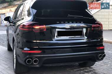 Внедорожник / Кроссовер Porsche Cayenne 2015 в 