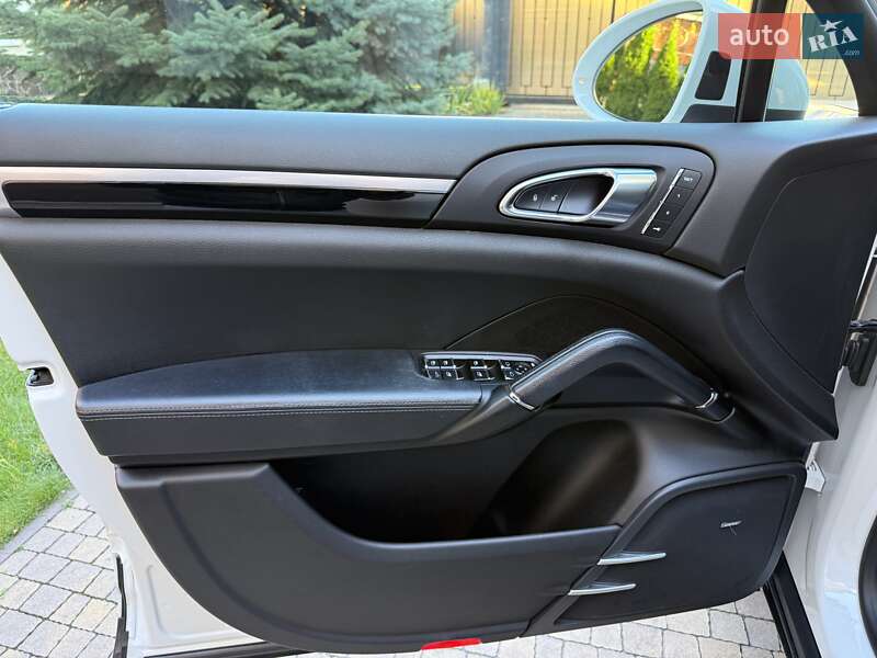 Внедорожник / Кроссовер Porsche Cayenne 2017 в Киеве фото 32 Внедорожник / Кроссовер Porsche Cayenne 2017 в Киеве