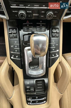 Внедорожник / Кроссовер Porsche Cayenne 2012 в 