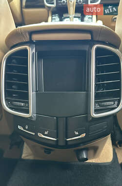 Внедорожник / Кроссовер Porsche Cayenne 2012 в 