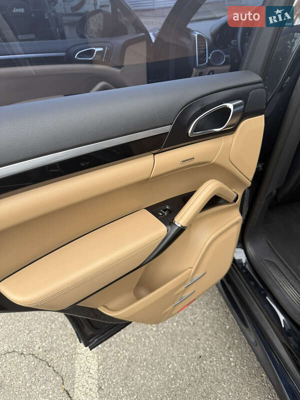 Внедорожник / Кроссовер Porsche Cayenne 2016 в Киеве