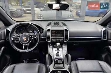 Внедорожник / Кроссовер Porsche Cayenne 2016 в 