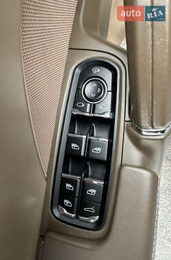 Внедорожник / Кроссовер Porsche Cayenne 2012 в 