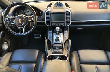 Внедорожник / Кроссовер Porsche Cayenne 2015 в 