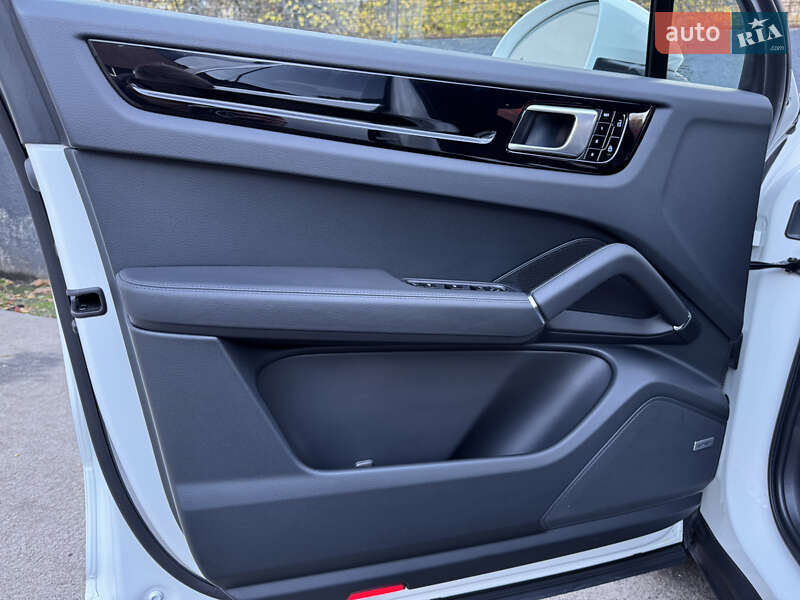 Внедорожник / Кроссовер Porsche Cayenne 2019 в Киеве