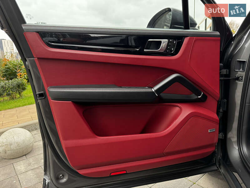 Внедорожник / Кроссовер Porsche Cayenne 2019 в Киеве