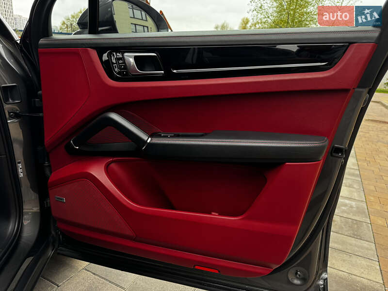 Внедорожник / Кроссовер Porsche Cayenne 2019 в Киеве