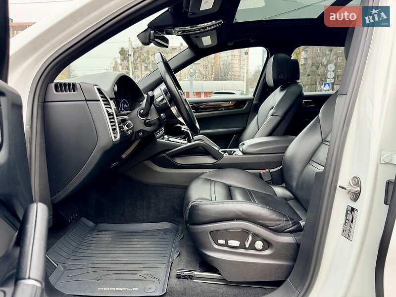 Внедорожник / Кроссовер Porsche Cayenne 2018 в Киеве фото 12 Внедорожник / Кроссовер Porsche Cayenne 2018 в Киеве