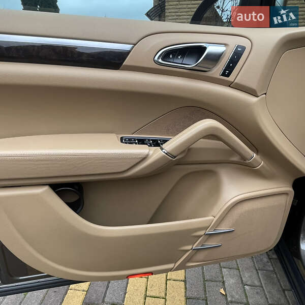 Позашляховик / Кросовер Porsche Cayenne 2012 в Києві