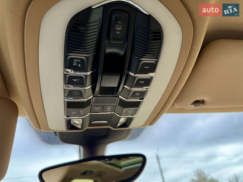 Внедорожник / Кроссовер Porsche Cayenne 2015 в Львове