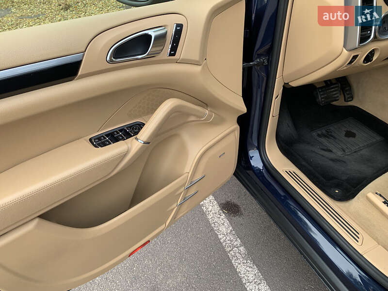 Позашляховик / Кросовер Porsche Cayenne 2011 в Кам'янському