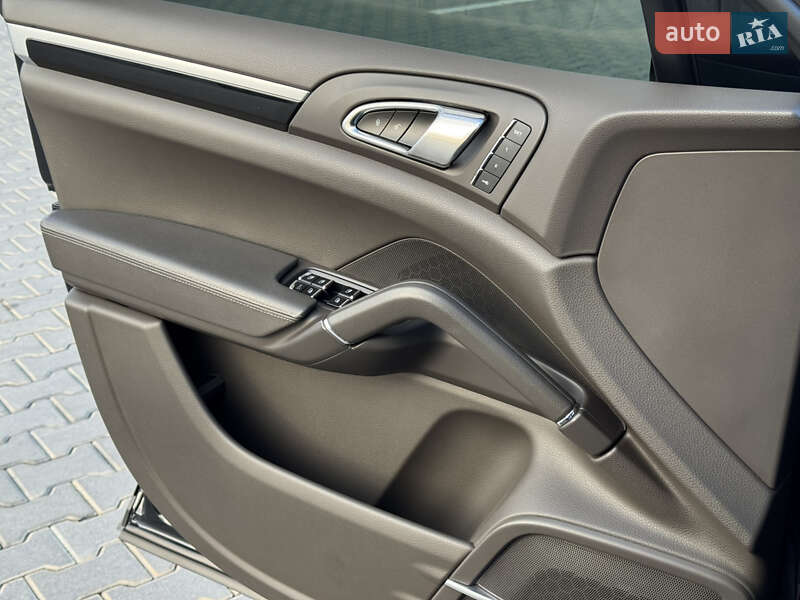 Внедорожник / Кроссовер Porsche Cayenne 2015 в Николаеве