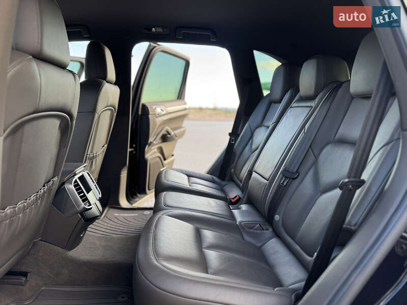 Внедорожник / Кроссовер Porsche Cayenne 2015 в Николаеве