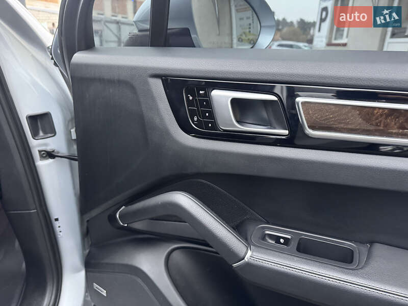 Внедорожник / Кроссовер Porsche Cayenne 2018 в Луцке