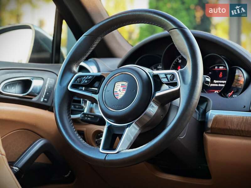 Внедорожник / Кроссовер Porsche Cayenne 2016 в Киеве