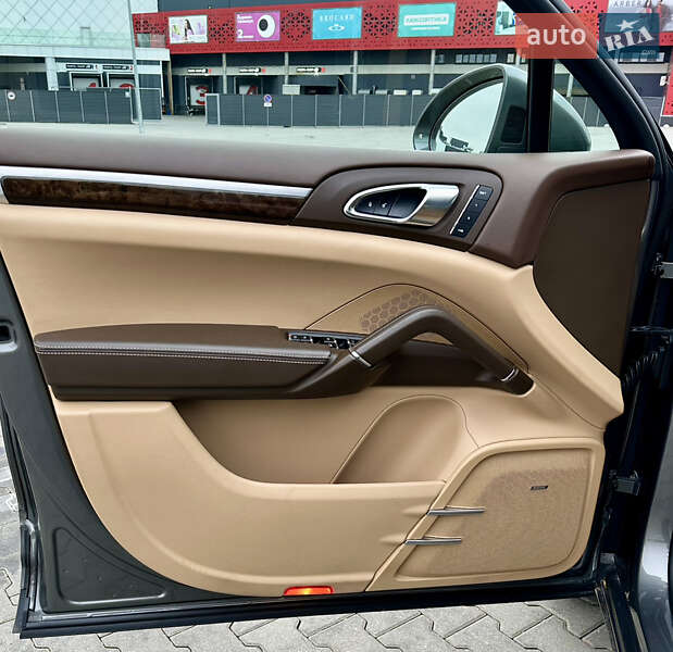 Позашляховик / Кросовер Porsche Cayenne 2016 в Києві