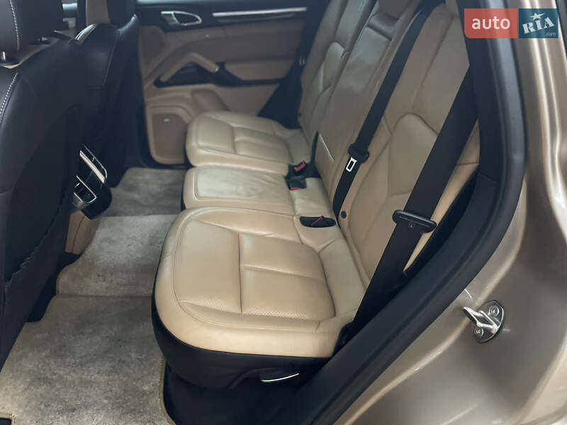 Внедорожник / Кроссовер Porsche Cayenne 2016 в Киеве