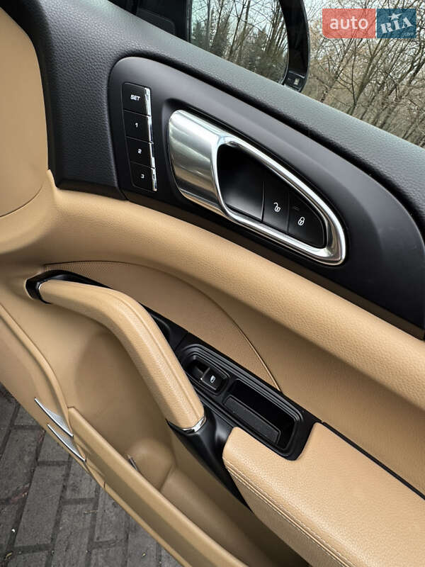 Внедорожник / Кроссовер Porsche Cayenne 2016 в Киеве