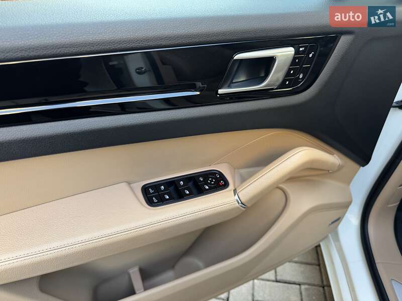 Внедорожник / Кроссовер Porsche Cayenne 2017 в Черновцах фото 46 Внедорожник / Кроссовер Porsche Cayenne 2017 в Черновцах