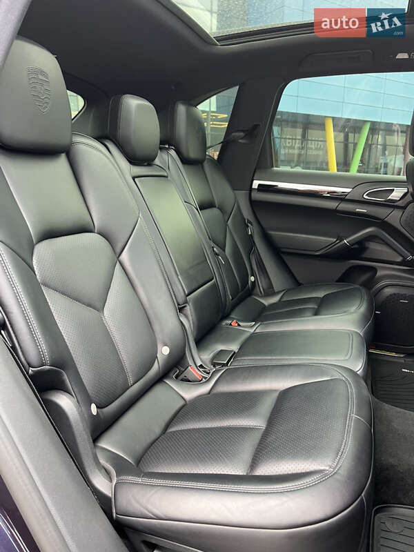 Внедорожник / Кроссовер Porsche Cayenne 2016 в Киеве