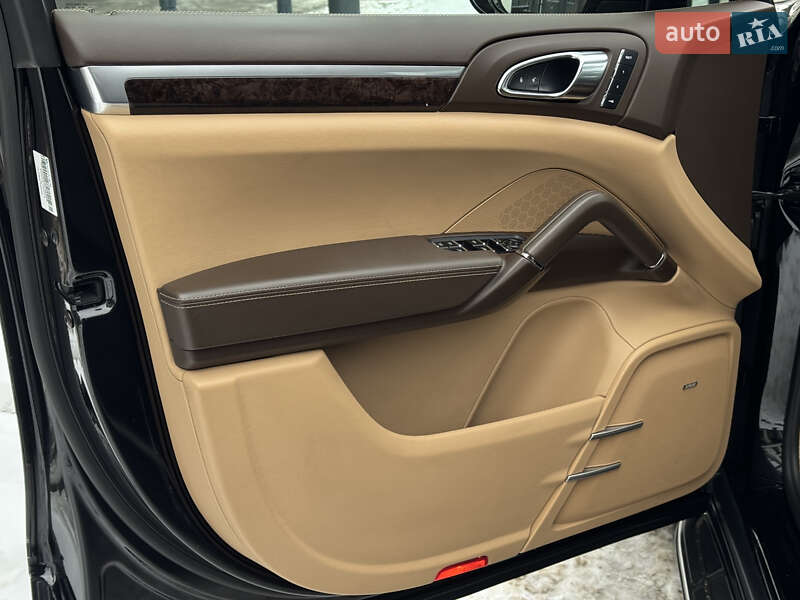 Внедорожник / Кроссовер Porsche Cayenne 2015 в Киеве