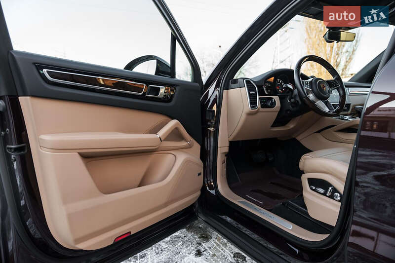 Внедорожник / Кроссовер Porsche Cayenne 2019 в Киеве
